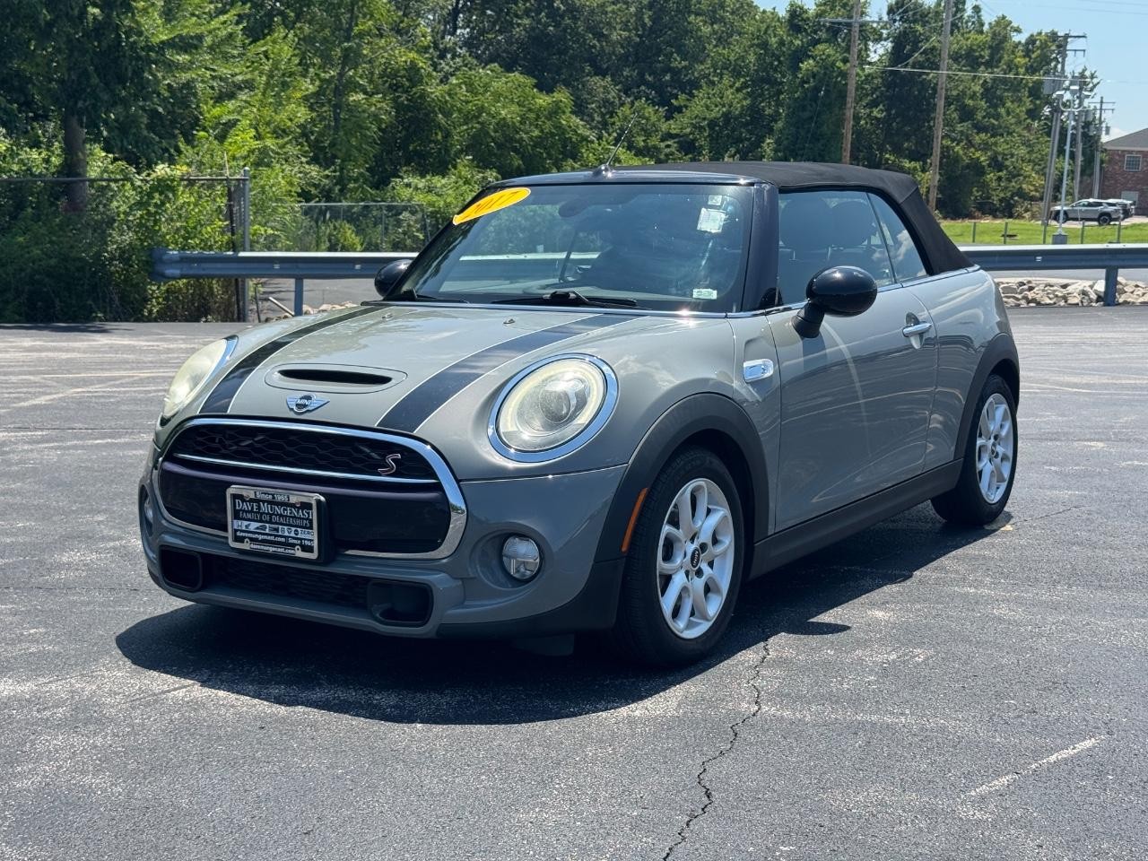 MINI Convertible Vehicle Full-screen Gallery Image 09