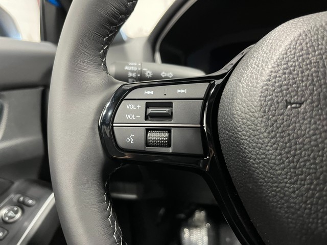 Honda Civic Hatchback Hybrid Vehicle Full-screen Gallery Image 19