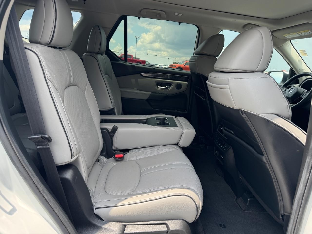 Honda Pilot Vehicle Full-screen Gallery Image 11