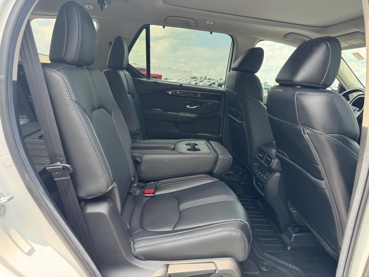 Honda Pilot Vehicle Full-screen Gallery Image 11