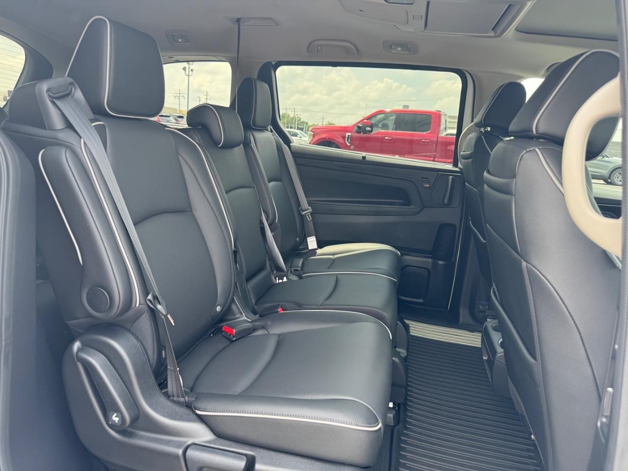 Honda Odyssey Vehicle Full-screen Gallery Image 11