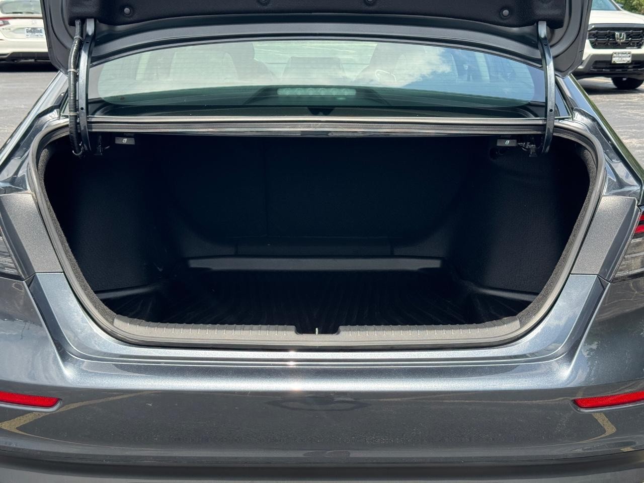 Honda Accord Sedan Vehicle Full-screen Gallery Image 05