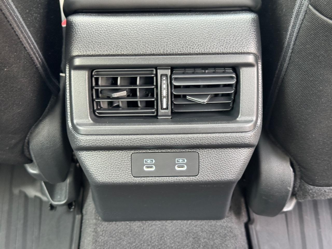 Honda Accord Sedan Vehicle Full-screen Gallery Image 17