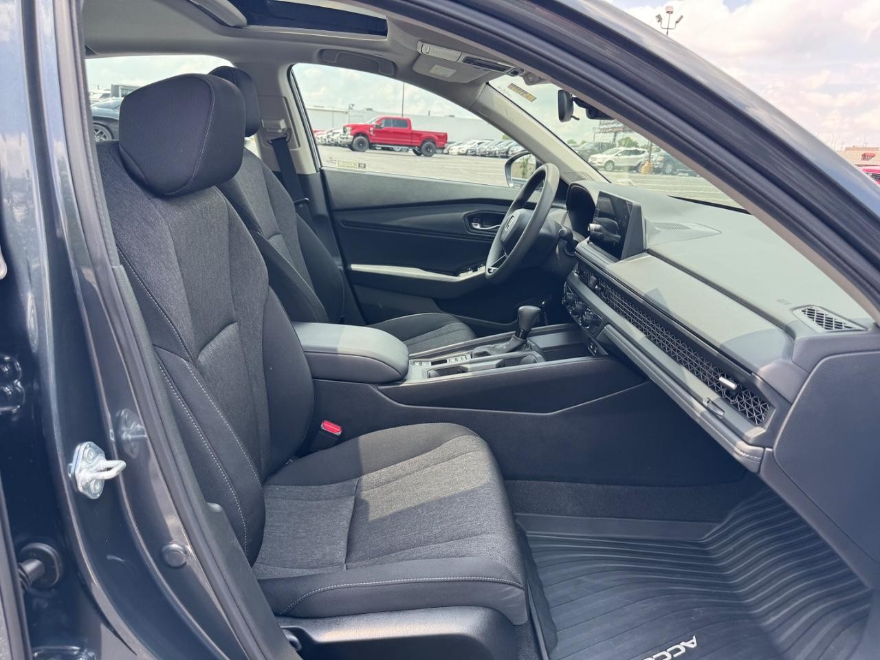 Honda Accord Sedan Vehicle Full-screen Gallery Image 18