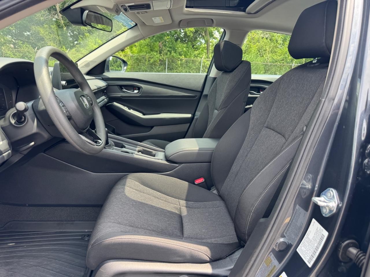 Honda Accord Sedan Vehicle Full-screen Gallery Image 19