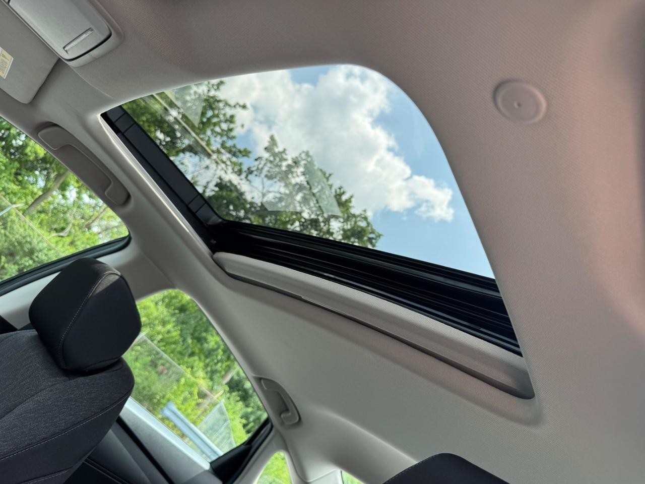 Honda Accord Sedan Vehicle Full-screen Gallery Image 20