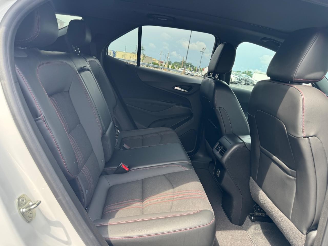 Chevrolet Equinox Vehicle Full-screen Gallery Image 11