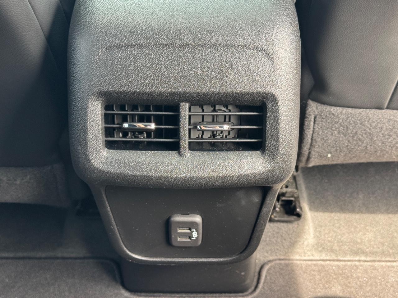 Chevrolet Equinox Vehicle Full-screen Gallery Image 17