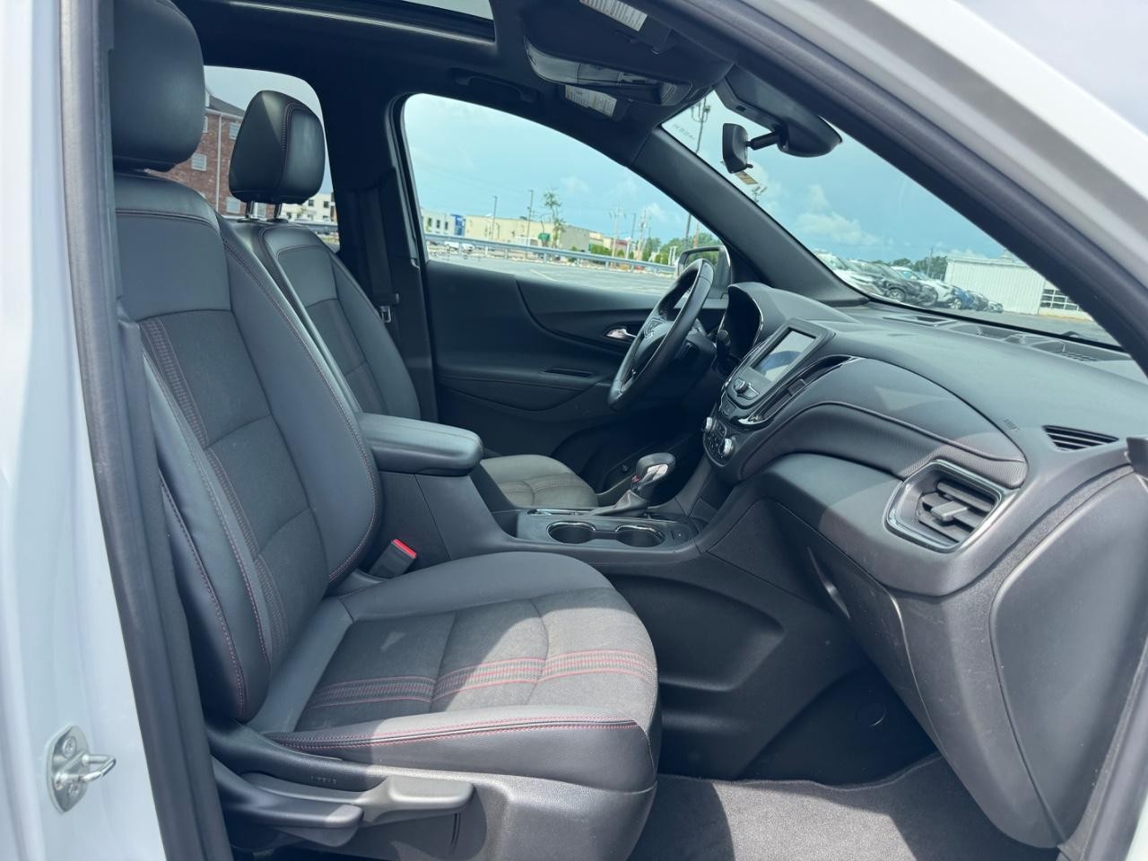 Chevrolet Equinox Vehicle Full-screen Gallery Image 18