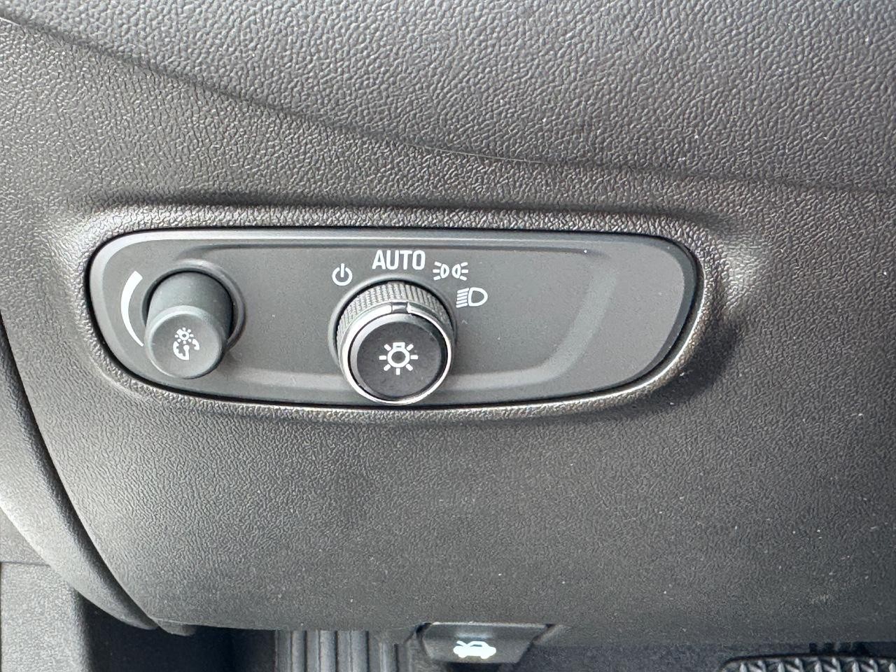 Chevrolet Equinox Vehicle Full-screen Gallery Image 24