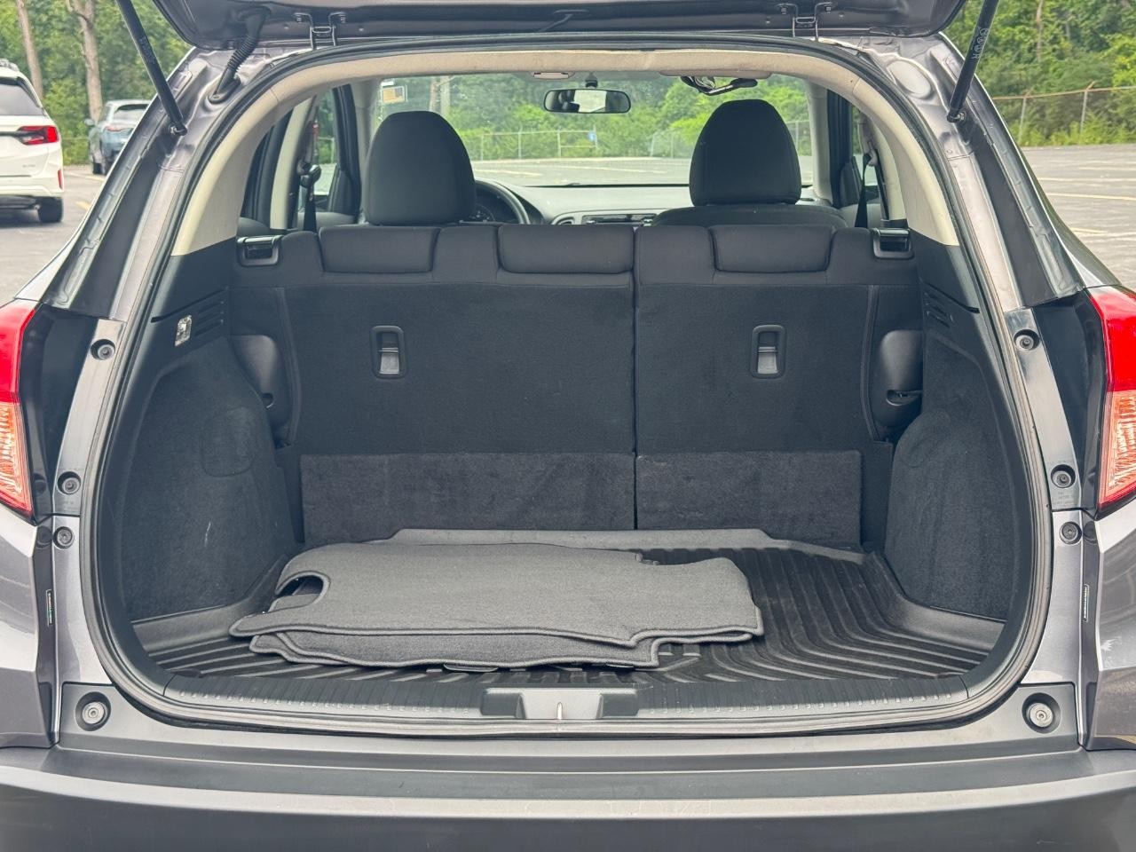 Honda HR-V Vehicle Full-screen Gallery Image 05