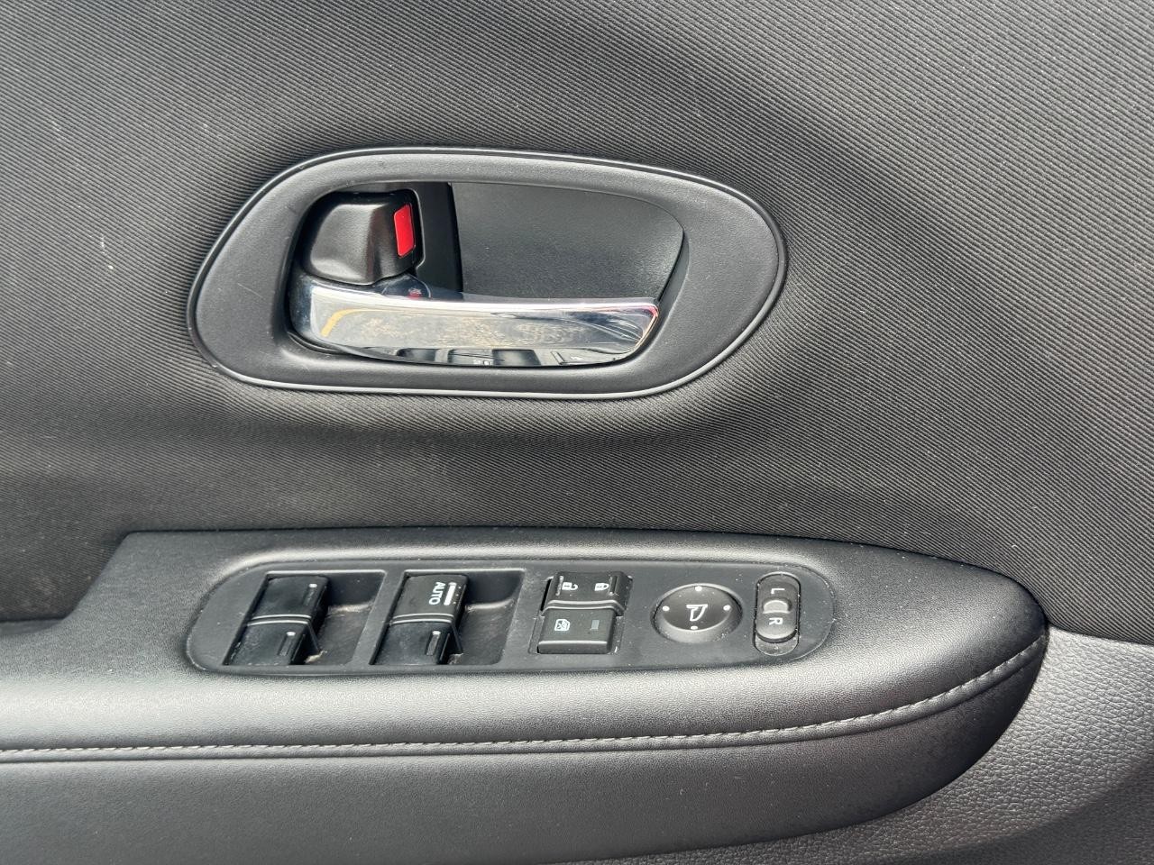 Honda HR-V Vehicle Full-screen Gallery Image 24