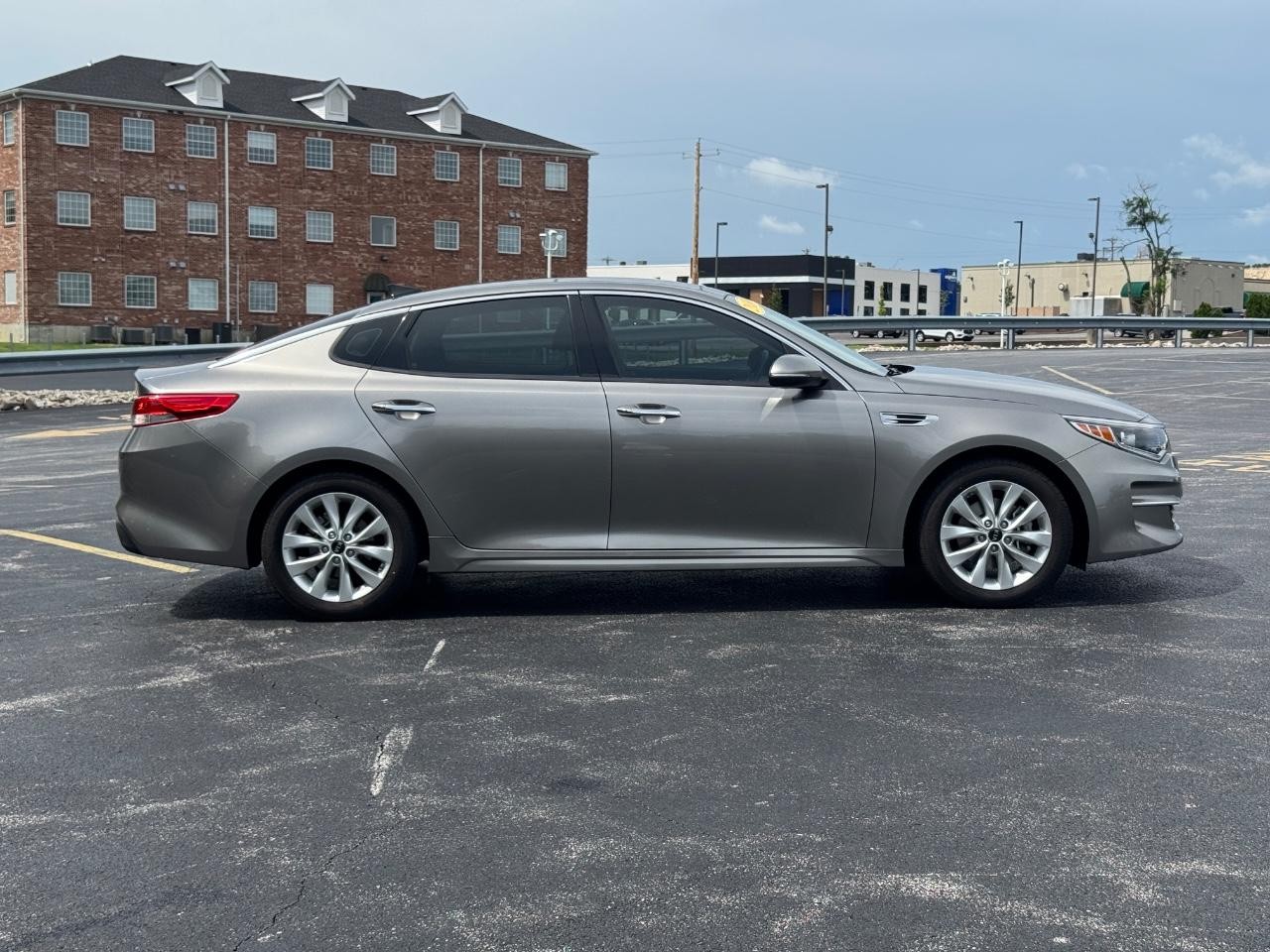 Kia Optima Vehicle Full-screen Gallery Image 03