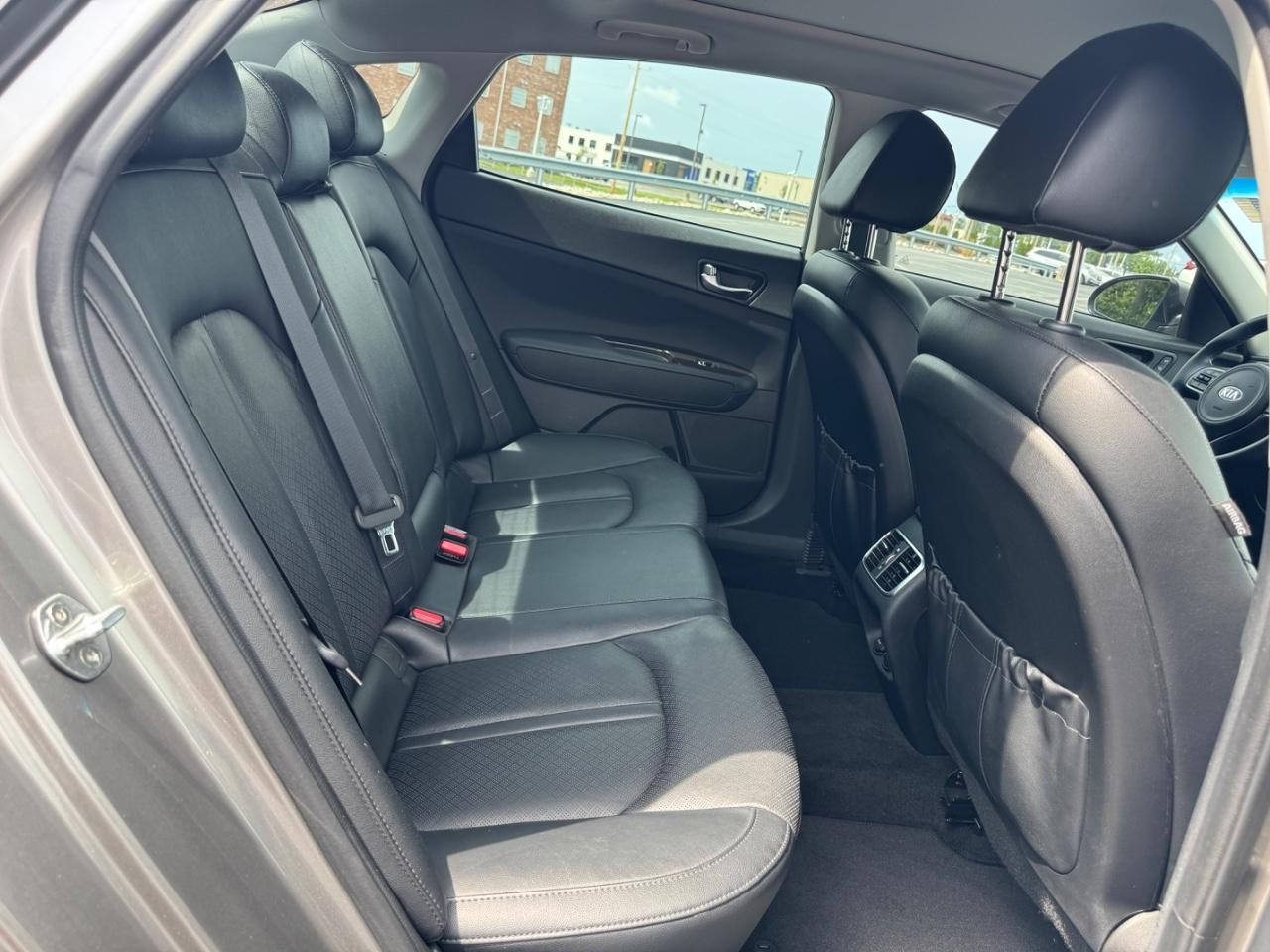 Kia Optima Vehicle Full-screen Gallery Image 11