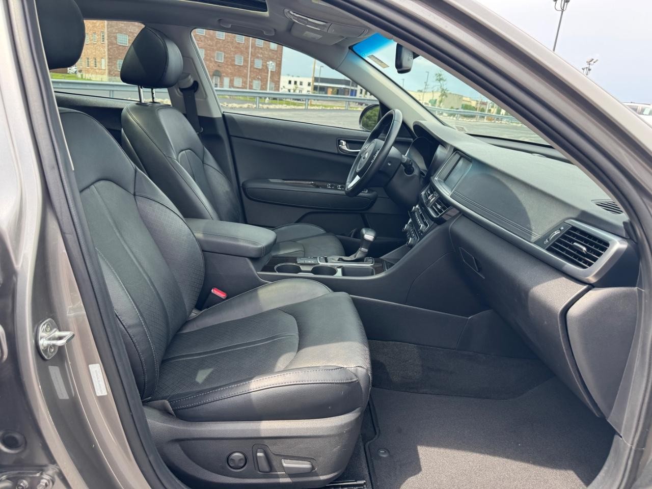 Kia Optima Vehicle Full-screen Gallery Image 18