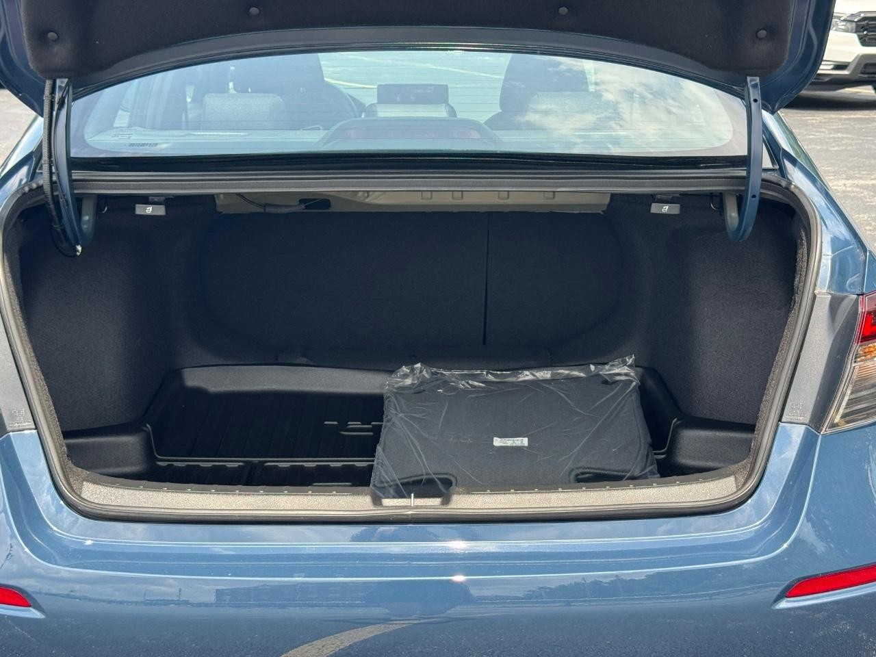 Honda Civic Sedan Hybrid Vehicle Full-screen Gallery Image 05