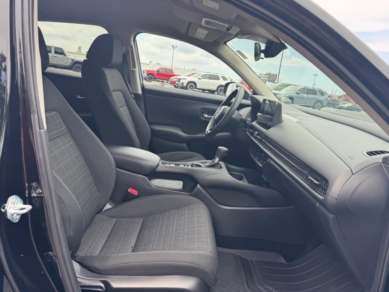 Honda HR-V Vehicle Full-screen Gallery Image 17