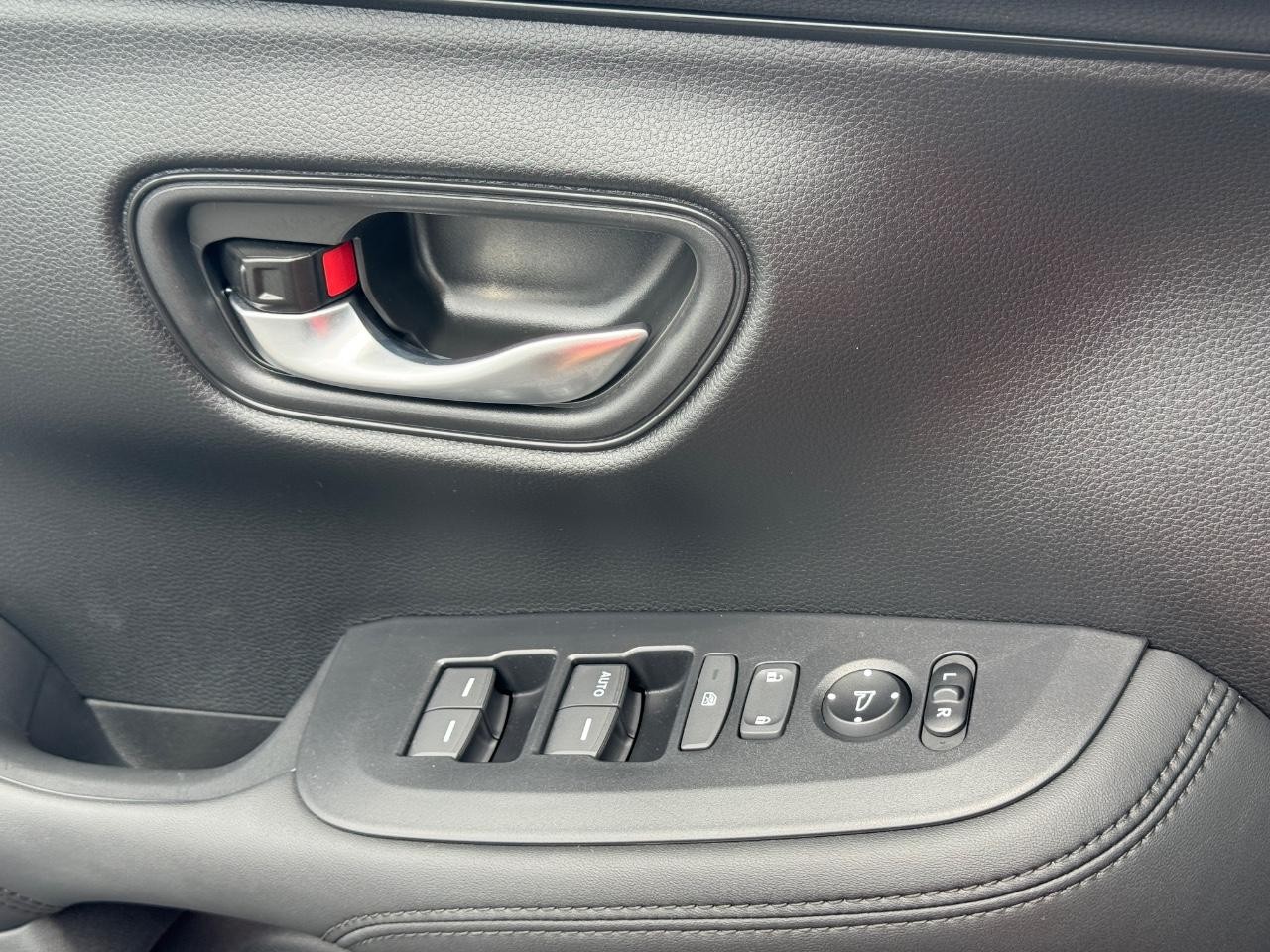 Honda HR-V Vehicle Full-screen Gallery Image 24