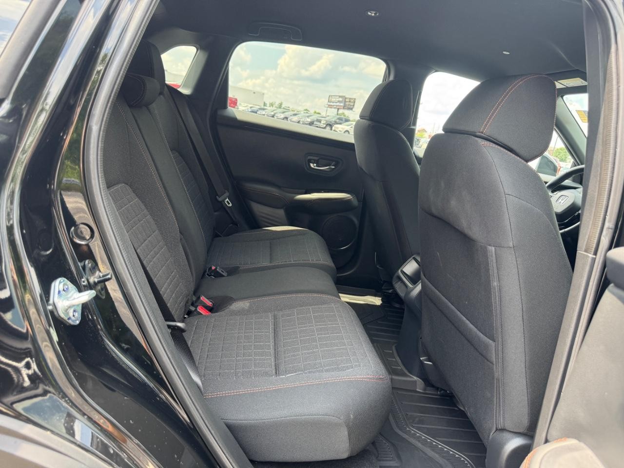 Honda HR-V Vehicle Full-screen Gallery Image 11