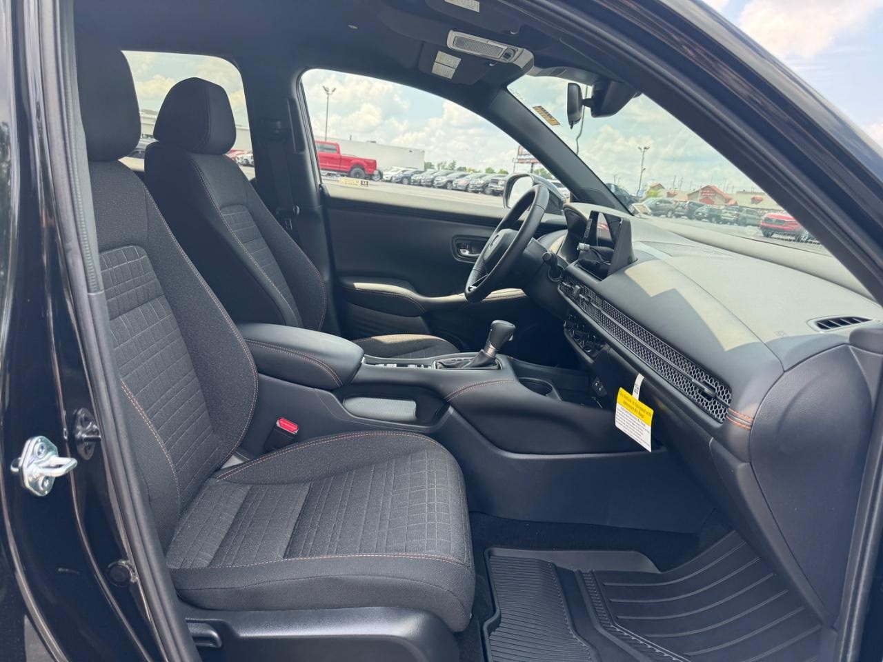 Honda HR-V Vehicle Full-screen Gallery Image 17