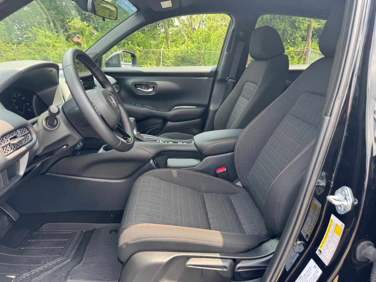 Honda HR-V Vehicle Full-screen Gallery Image 18