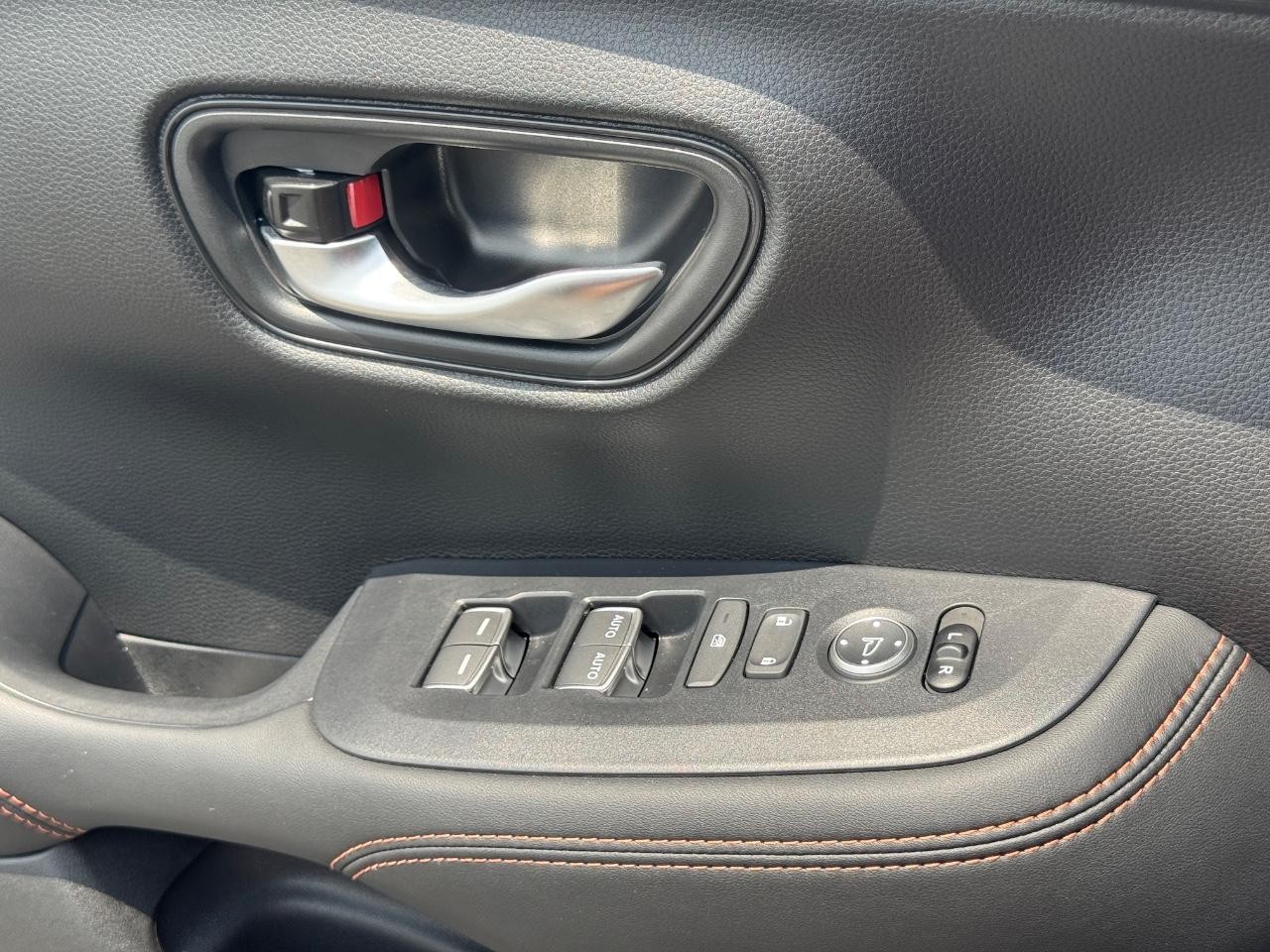 Honda HR-V Vehicle Full-screen Gallery Image 24