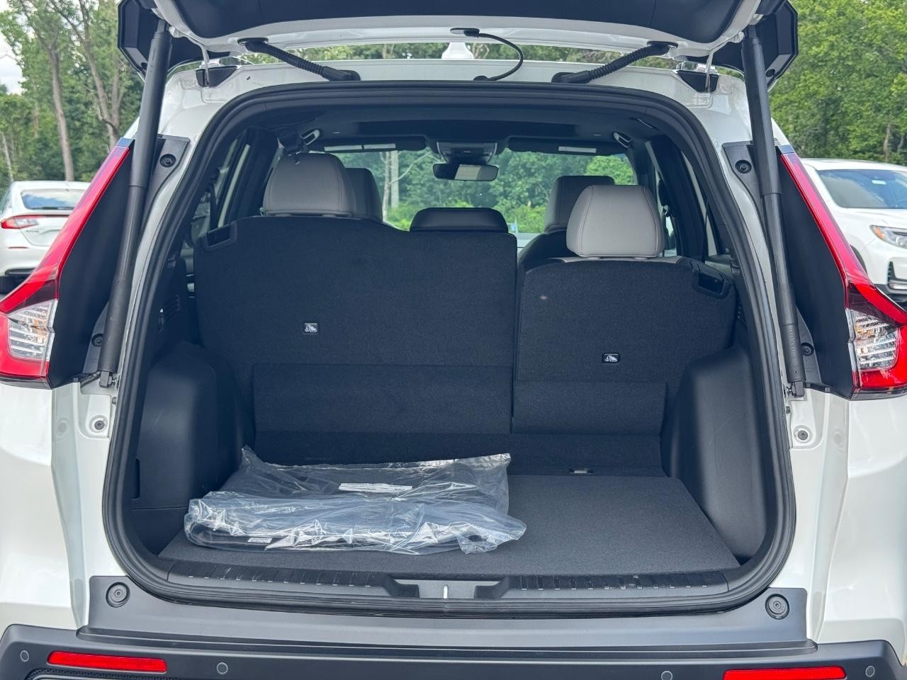 Honda CR-V Hybrid Vehicle Full-screen Gallery Image 05