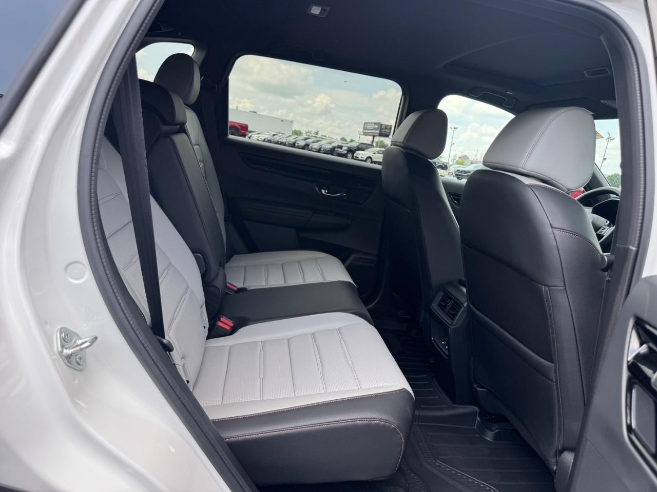 Honda CR-V Hybrid Vehicle Full-screen Gallery Image 11