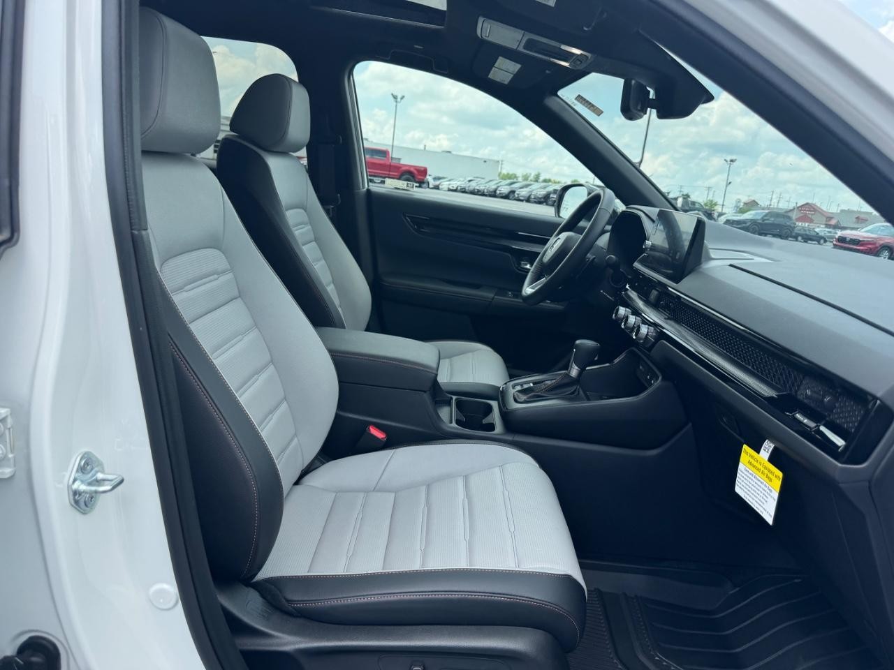 Honda CR-V Hybrid Vehicle Full-screen Gallery Image 18
