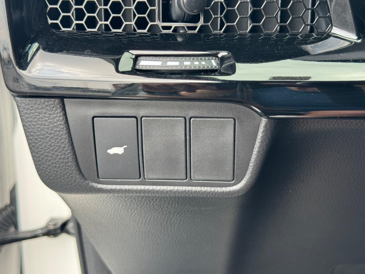 Honda CR-V Hybrid Vehicle Full-screen Gallery Image 24
