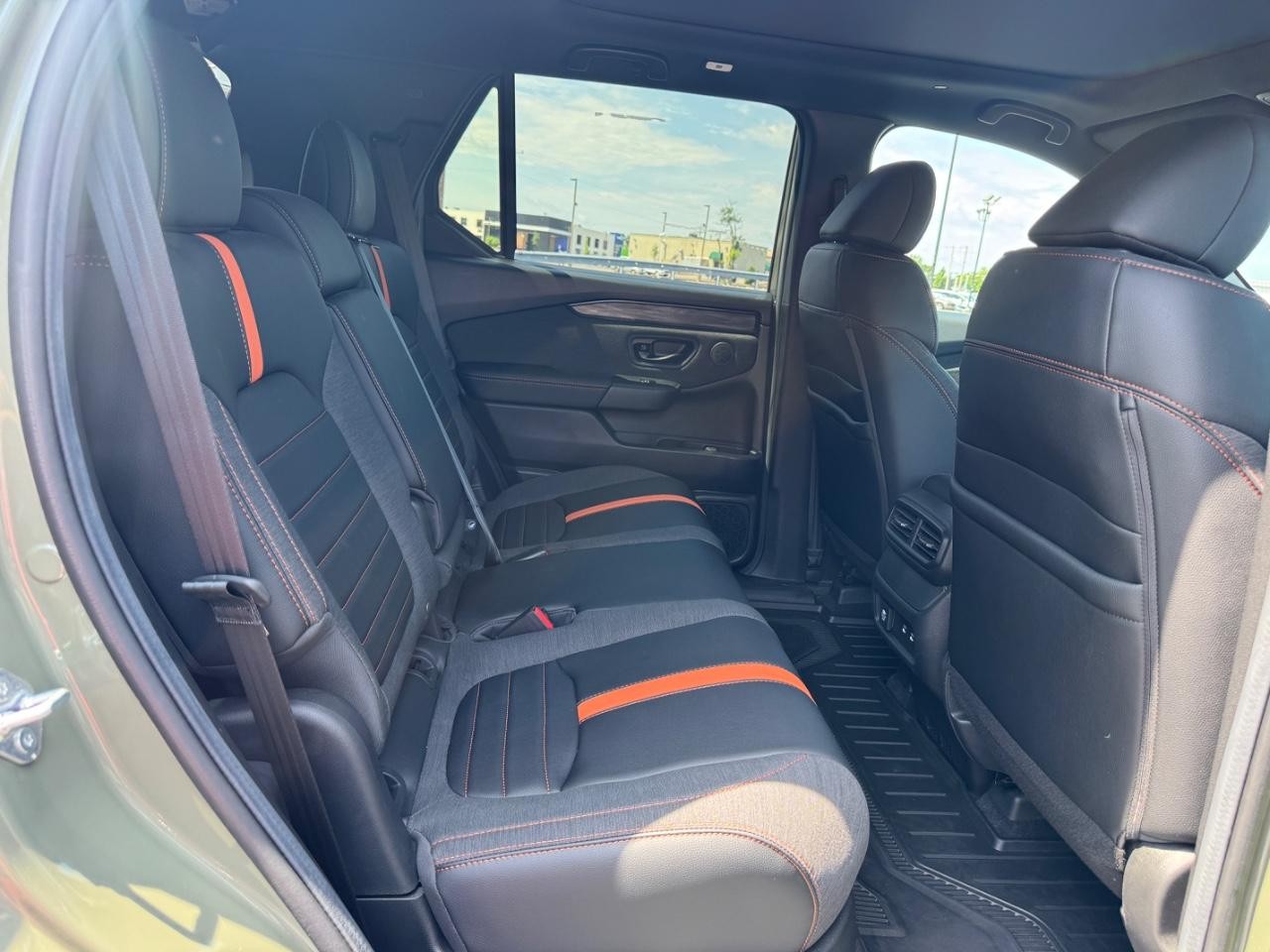 Honda Passport Vehicle Full-screen Gallery Image 11