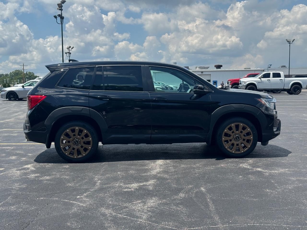 Honda Passport Vehicle Full-screen Gallery Image 03