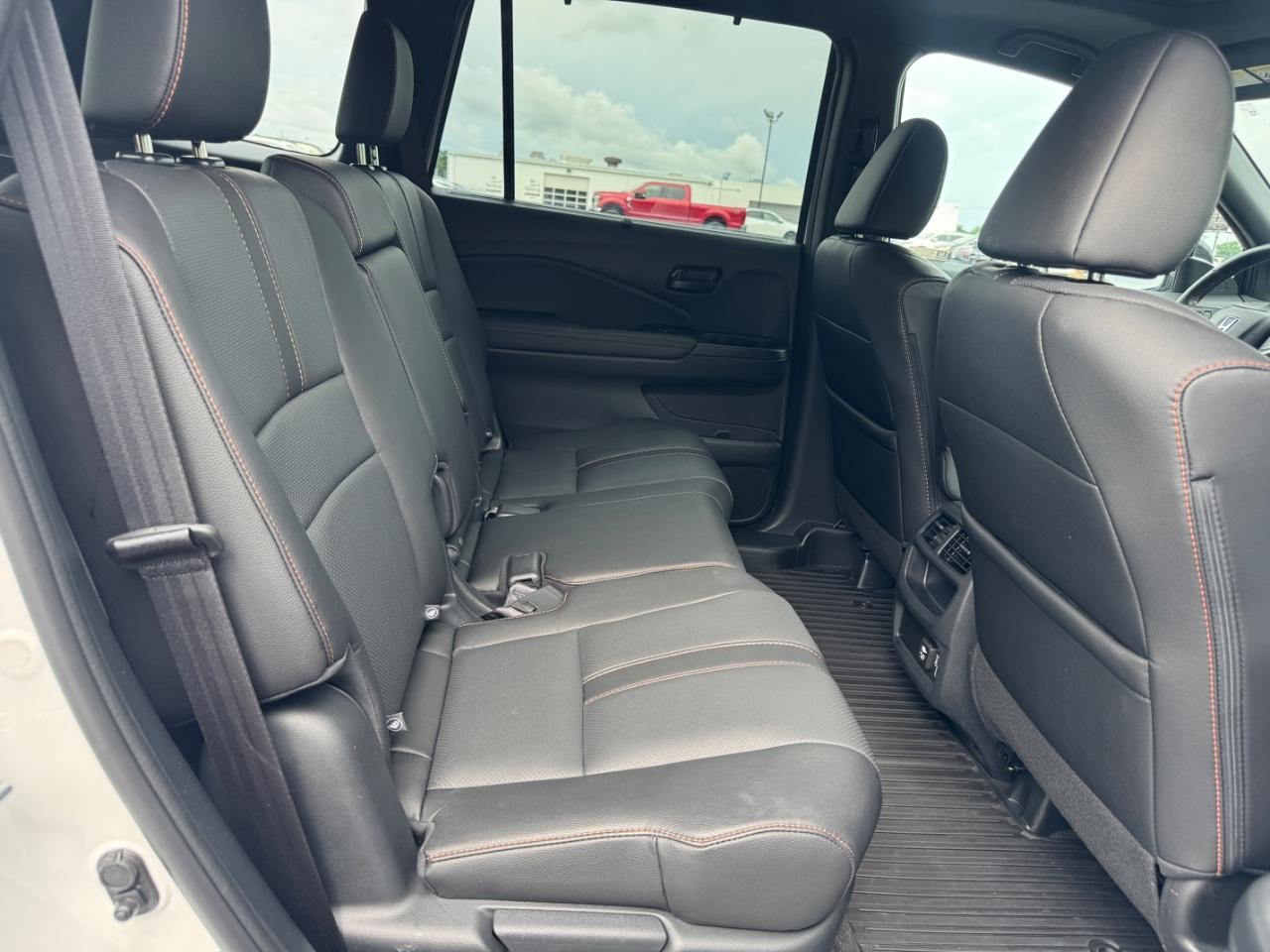 Honda Passport Vehicle Full-screen Gallery Image 11