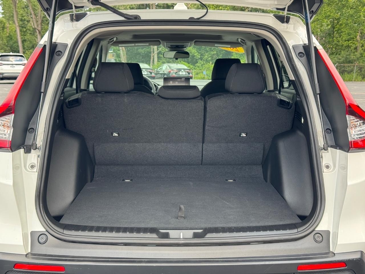 Honda CR-V Vehicle Full-screen Gallery Image 05
