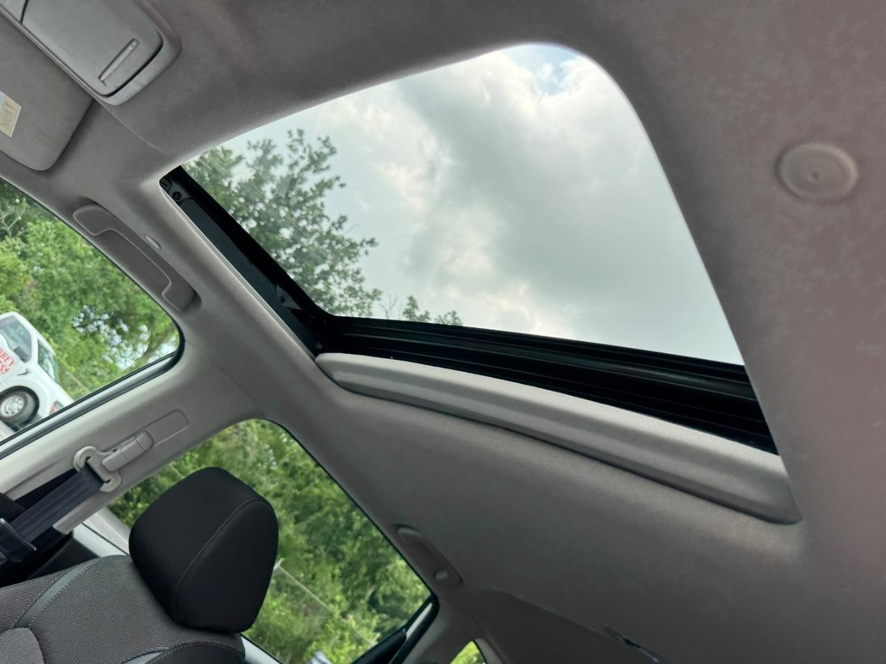 Honda CR-V Vehicle Full-screen Gallery Image 20