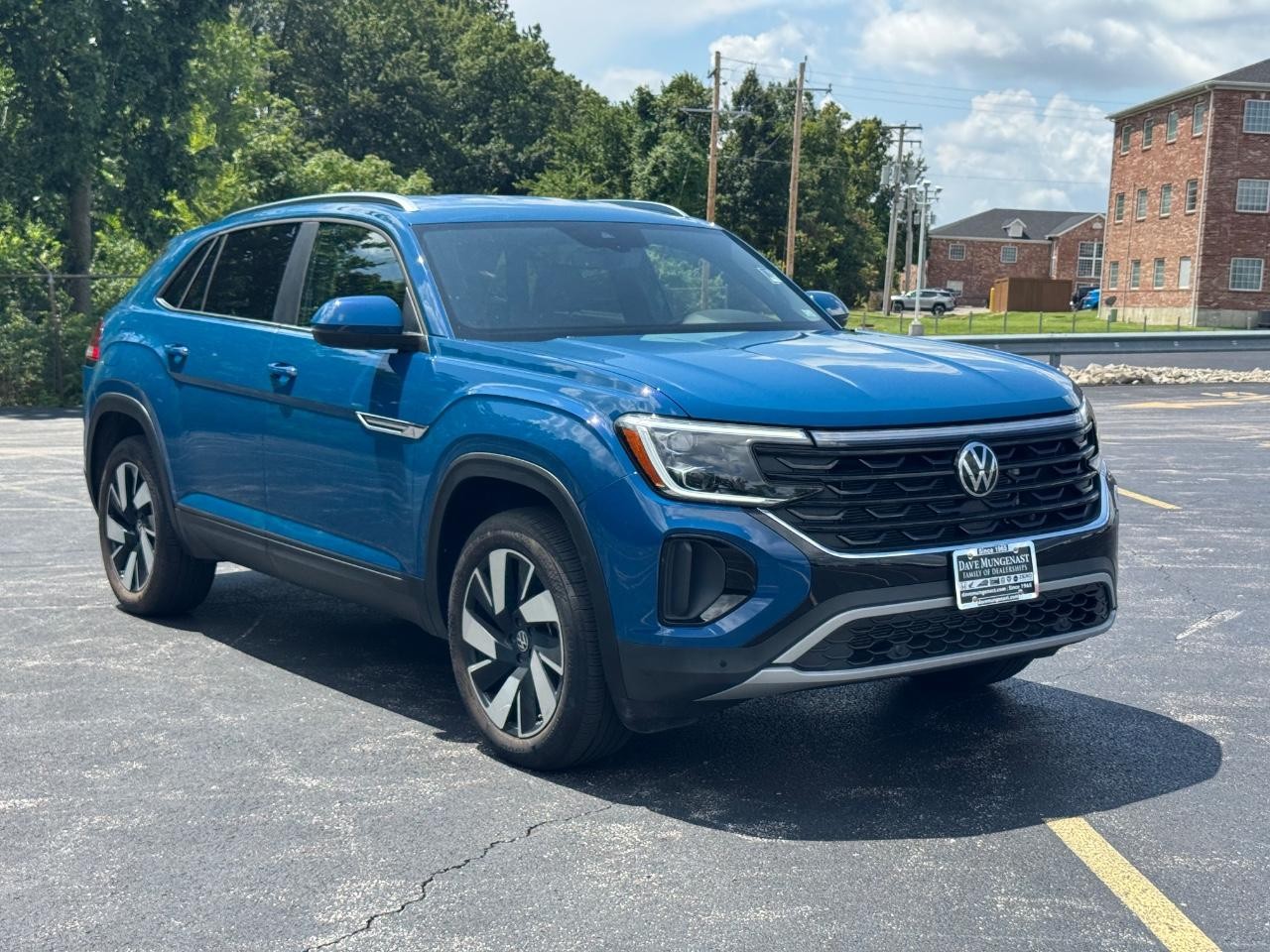 Volkswagen Atlas Cross Sport Vehicle Full-screen Gallery Image 02