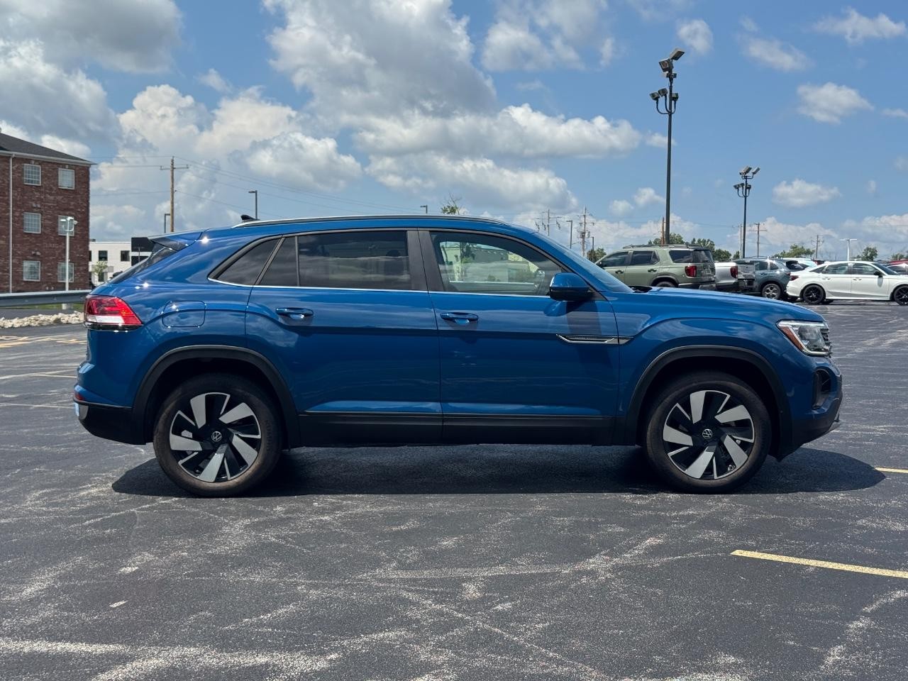 Volkswagen Atlas Cross Sport Vehicle Full-screen Gallery Image 03