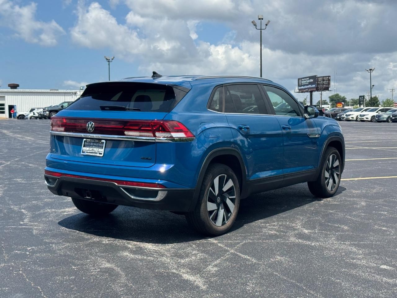 Volkswagen Atlas Cross Sport Vehicle Full-screen Gallery Image 04
