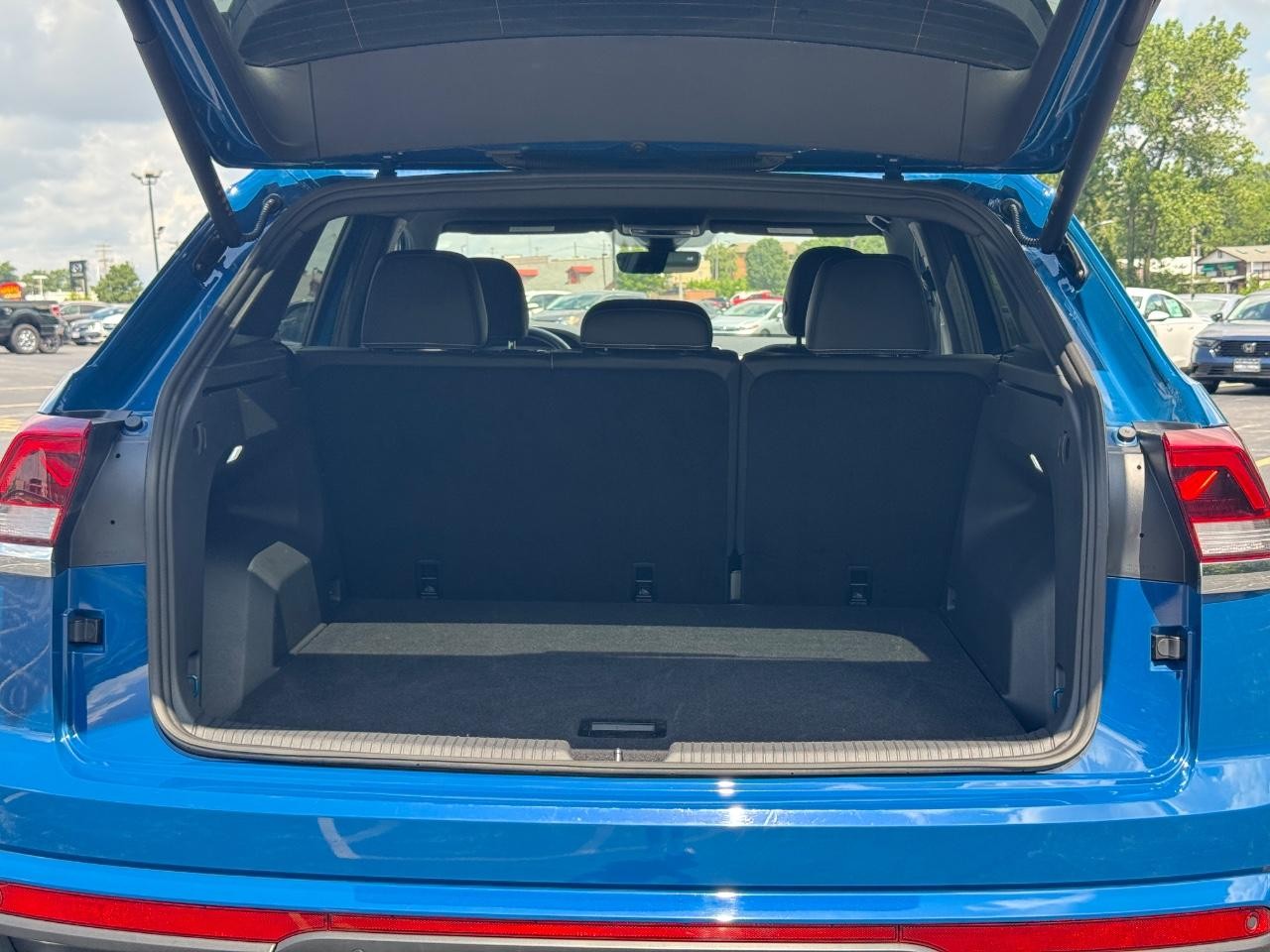 Volkswagen Atlas Cross Sport Vehicle Full-screen Gallery Image 05
