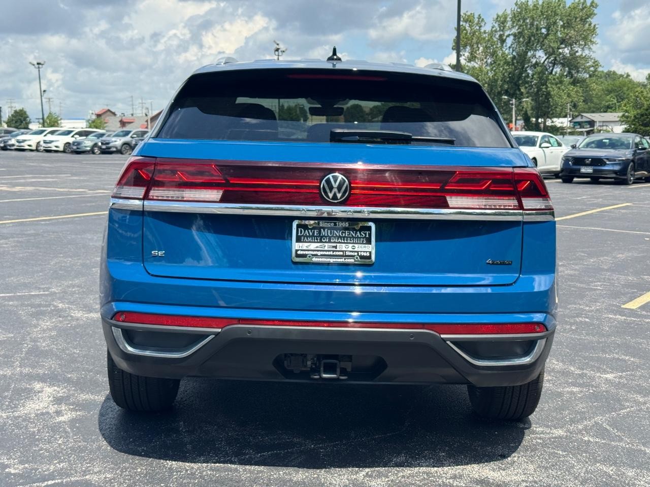Volkswagen Atlas Cross Sport Vehicle Full-screen Gallery Image 06