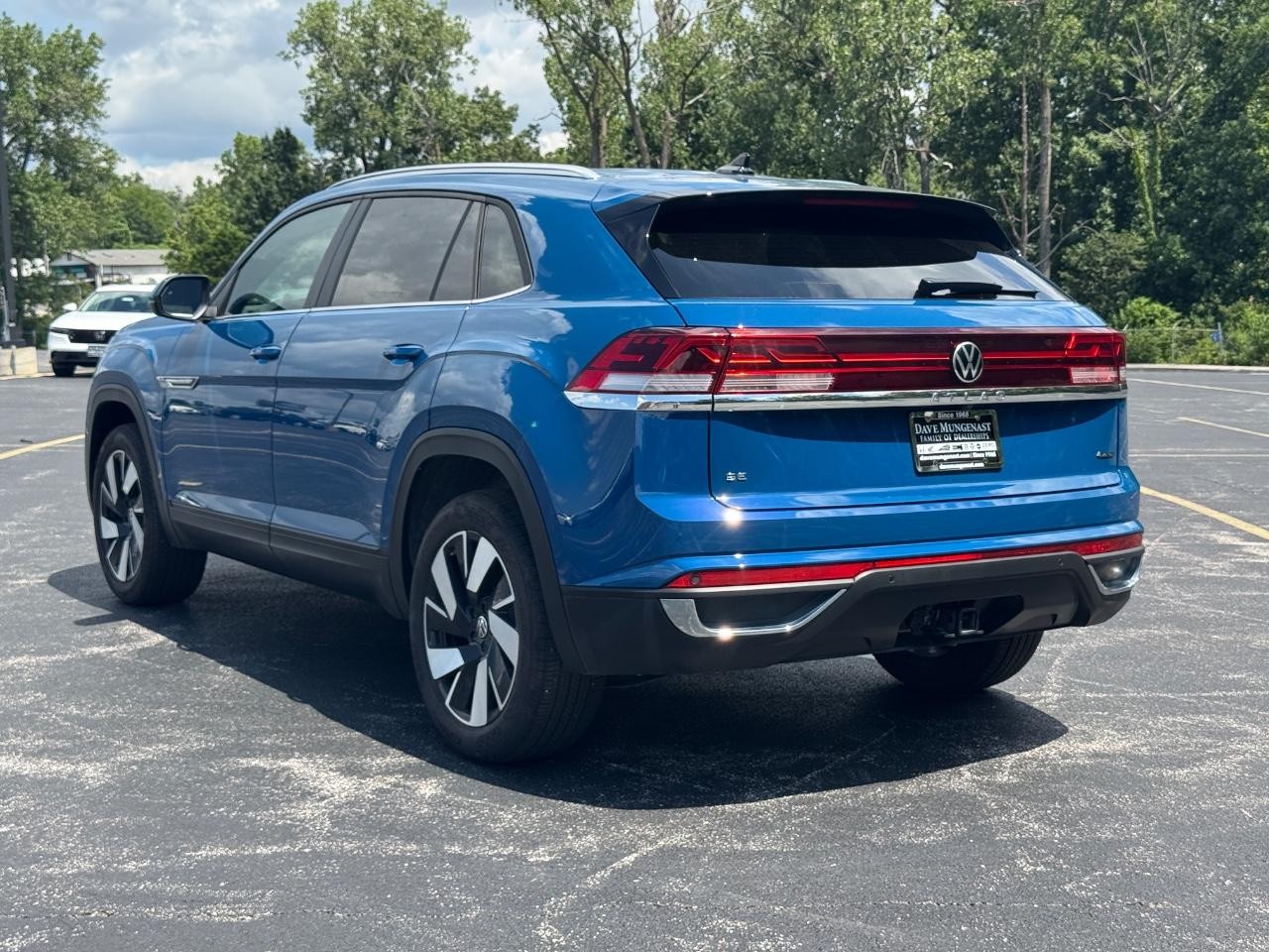 Volkswagen Atlas Cross Sport Vehicle Full-screen Gallery Image 07