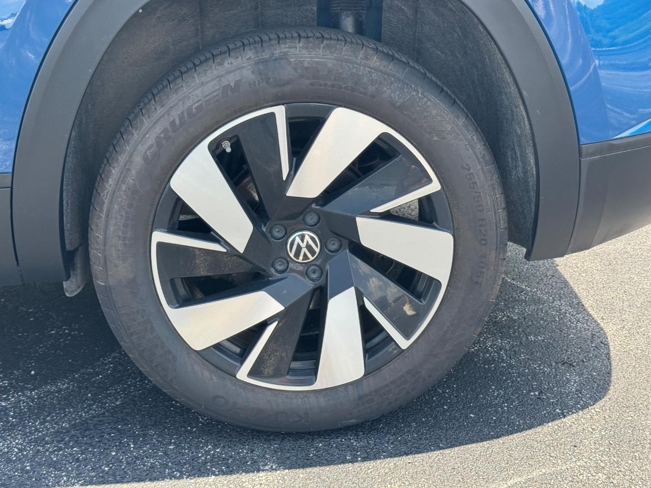 Volkswagen Atlas Cross Sport Vehicle Full-screen Gallery Image 08