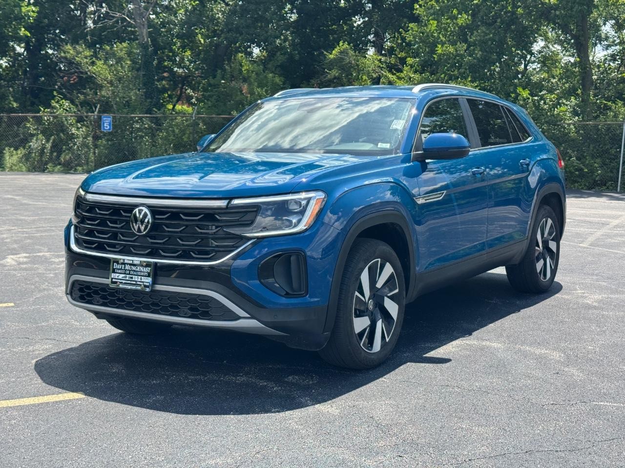Volkswagen Atlas Cross Sport Vehicle Full-screen Gallery Image 09