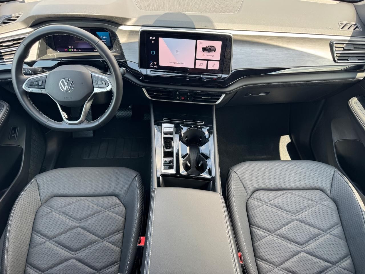 Volkswagen Atlas Cross Sport Vehicle Full-screen Gallery Image 12