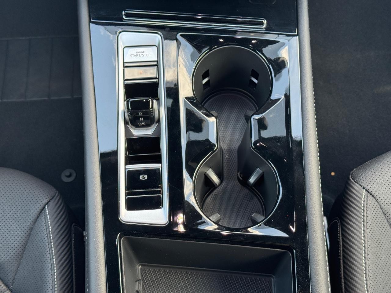 Volkswagen Atlas Cross Sport Vehicle Full-screen Gallery Image 15