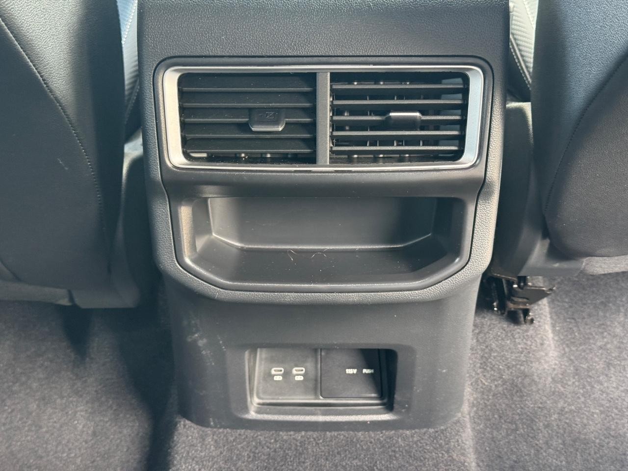 Volkswagen Atlas Cross Sport Vehicle Full-screen Gallery Image 16