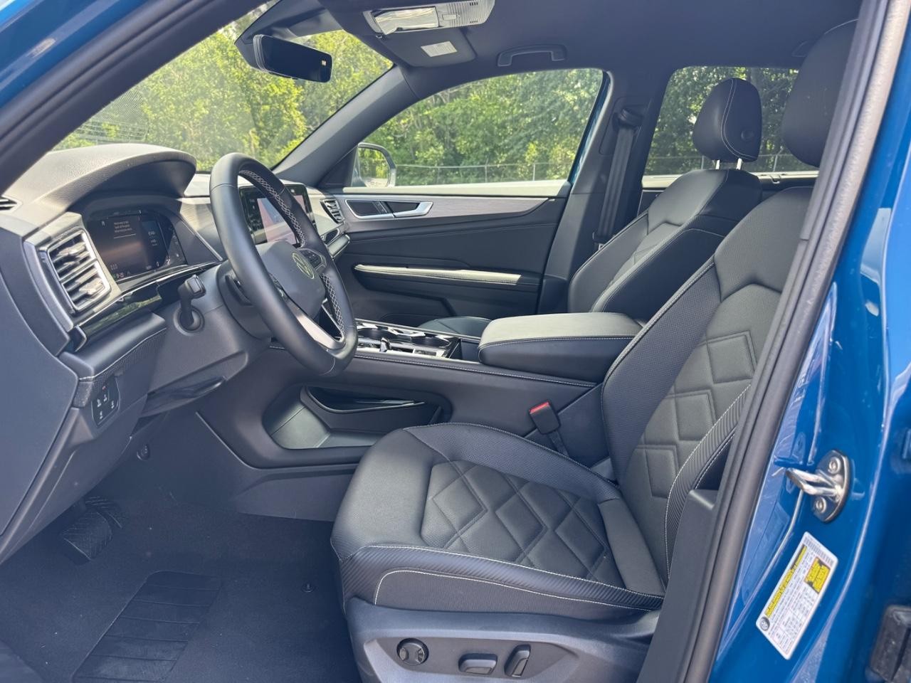 Volkswagen Atlas Cross Sport Vehicle Full-screen Gallery Image 18