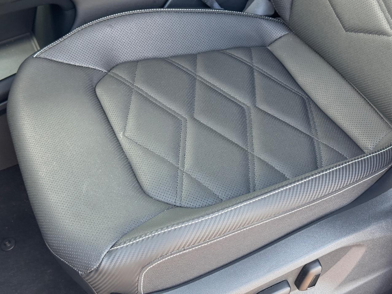 Volkswagen Atlas Cross Sport Vehicle Full-screen Gallery Image 25