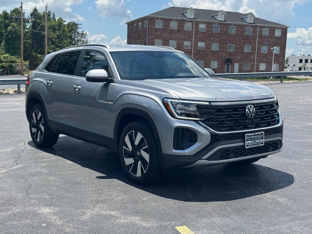 Volkswagen Atlas Cross Sport Vehicle Full-screen Gallery Image 02