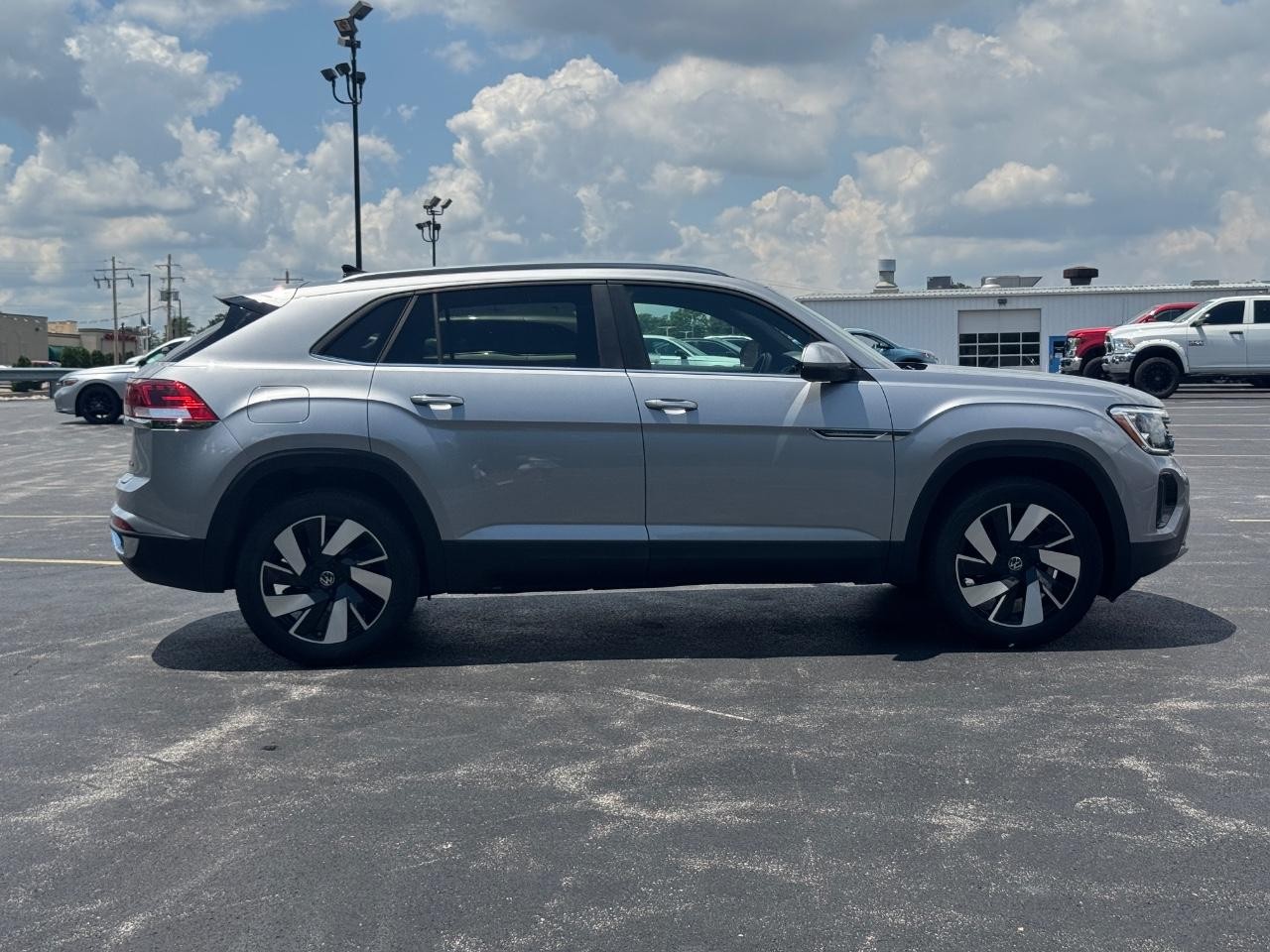 Volkswagen Atlas Cross Sport Vehicle Full-screen Gallery Image 03